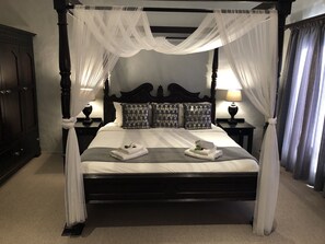 1 bedroom, premium bedding, down comforters, Select Comfort beds - Dio Dell Amore Guest House (Jeffreys Bay)