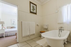 Basic-Doppel- oder -Zweibettzimmer, 1 Schlafzimmer, Nichtraucher (En Suite) | Badezimmer