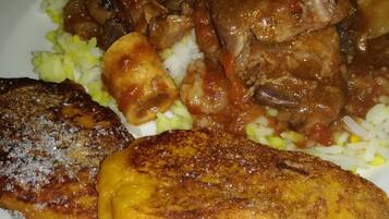 Café da manhã completo grátis todos os dias