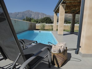 Outdoor pool, sun loungers - Saddlebrook Cottage (Franschhoek)