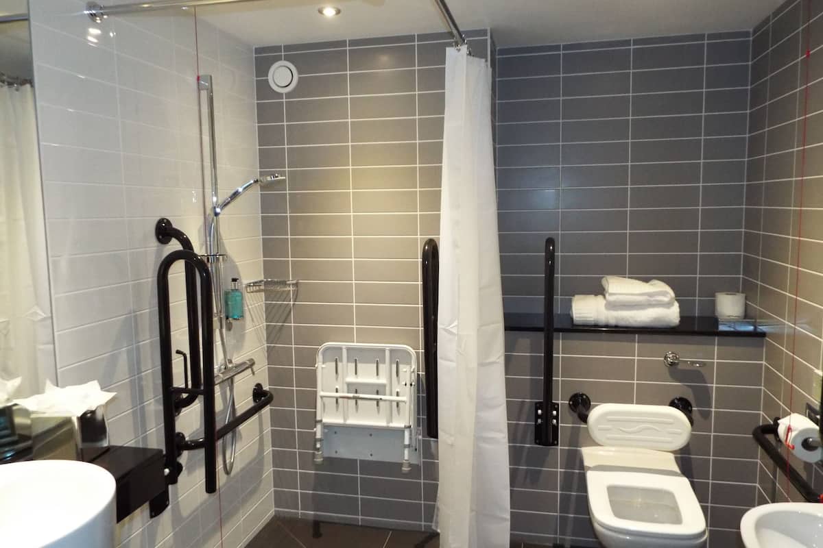 standard room, 1 queen bed, accessible (1 bed, roll in shwr) | bathroom | shower, free toiletries, hair dryer, towels