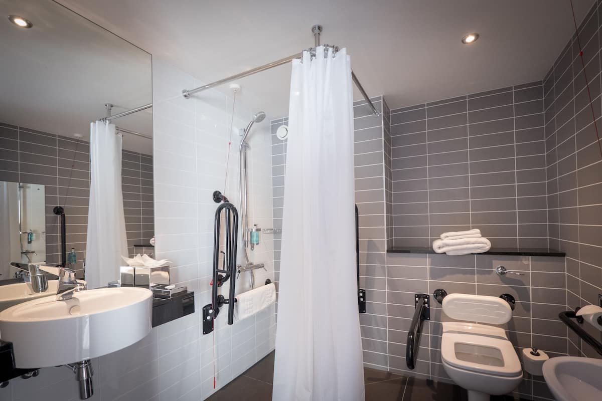 standard room, 1 queen bed, accessible (1 bed, roll in shwr) | bathroom | shower, free toiletries, hair dryer, towels