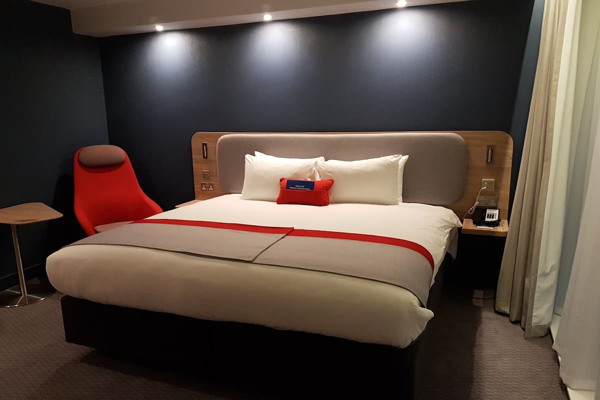 standard room, 1 queen bed, accessible (1 bed, roll in shwr) | 1 bedroom, in-room safe, desk, blackout curtains