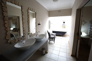 Chambre Double (En-suite ) | Salle de bain | Ensemble douche/baignoire, articles de toilette gratuits, sèche-cheveux