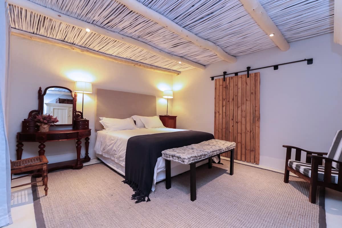 Executive / Honeymoon Suite | In-room safe, desk, WiFi (free)