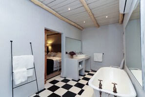 Suite – executive (Honeymoon) | Bad | Separat badekar og dusj, toalettartikler (inkludert) og hårføner