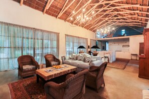Lobby-lounge