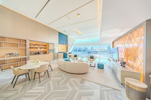 Suite, 2 habitaciones, vistas al mar (Skyline) | Zona de estar | Televisión LED de 55 pulgadas con canales por satélite, una televisión