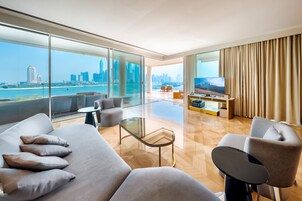 Apartamento, 4 quartos, terraço (XL Pool Suite) | Área de estar | TV LED 55 polegadas com canais via satélite, TV