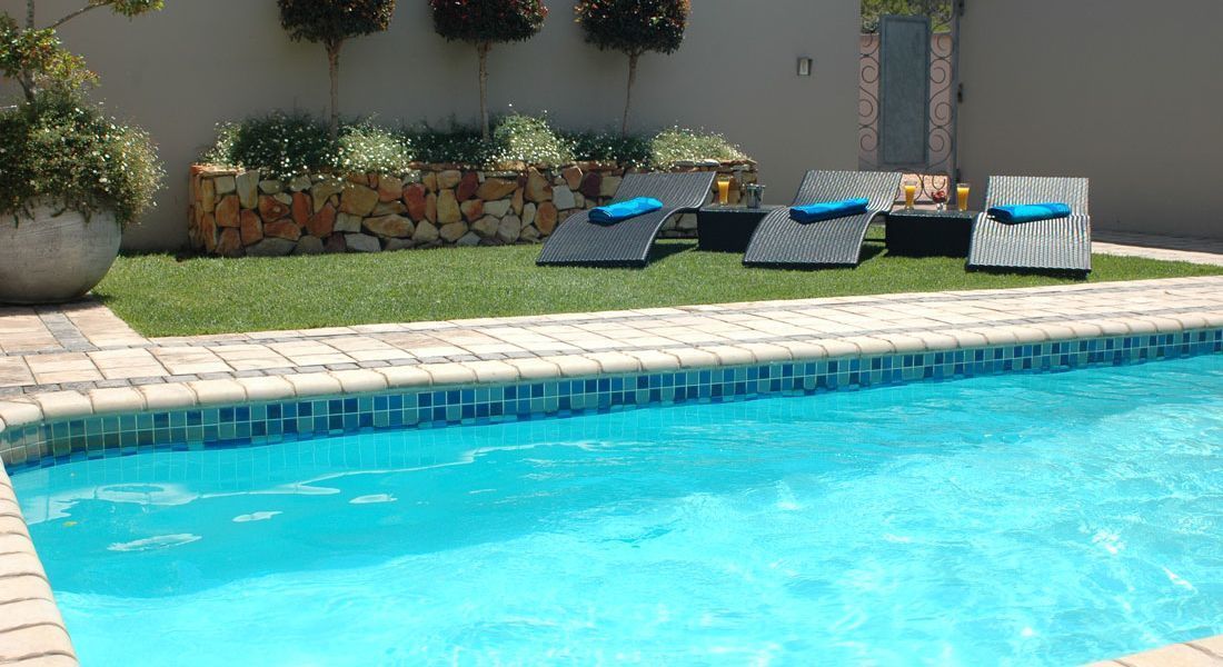 Outdoor pool, pool loungers