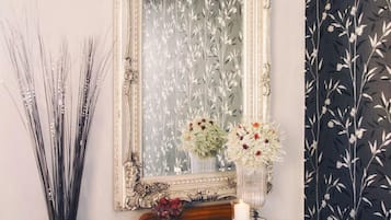 Amenidades de baño gratuitas, secadora de cabello, toallas