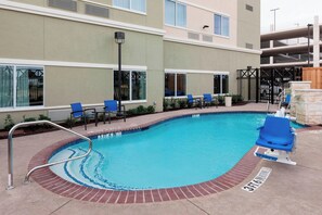 Outdoor pool, open 8:00 AM to 10:00 PM, pool umbrellas, pool loungers - Courtyard by Marriott Dallas Plano/Richardson (Plano)