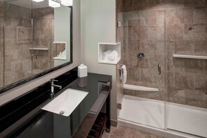 Articles de toilette gratuits, sèche-cheveux, serviettes fournies, savon