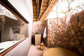 Luksustelttamajoitus, 1 makuuhuone (Luxury Safari Style Tent) | Kylpyhuoneen mukavuudet | Ilmaiset hygieniatuotteet