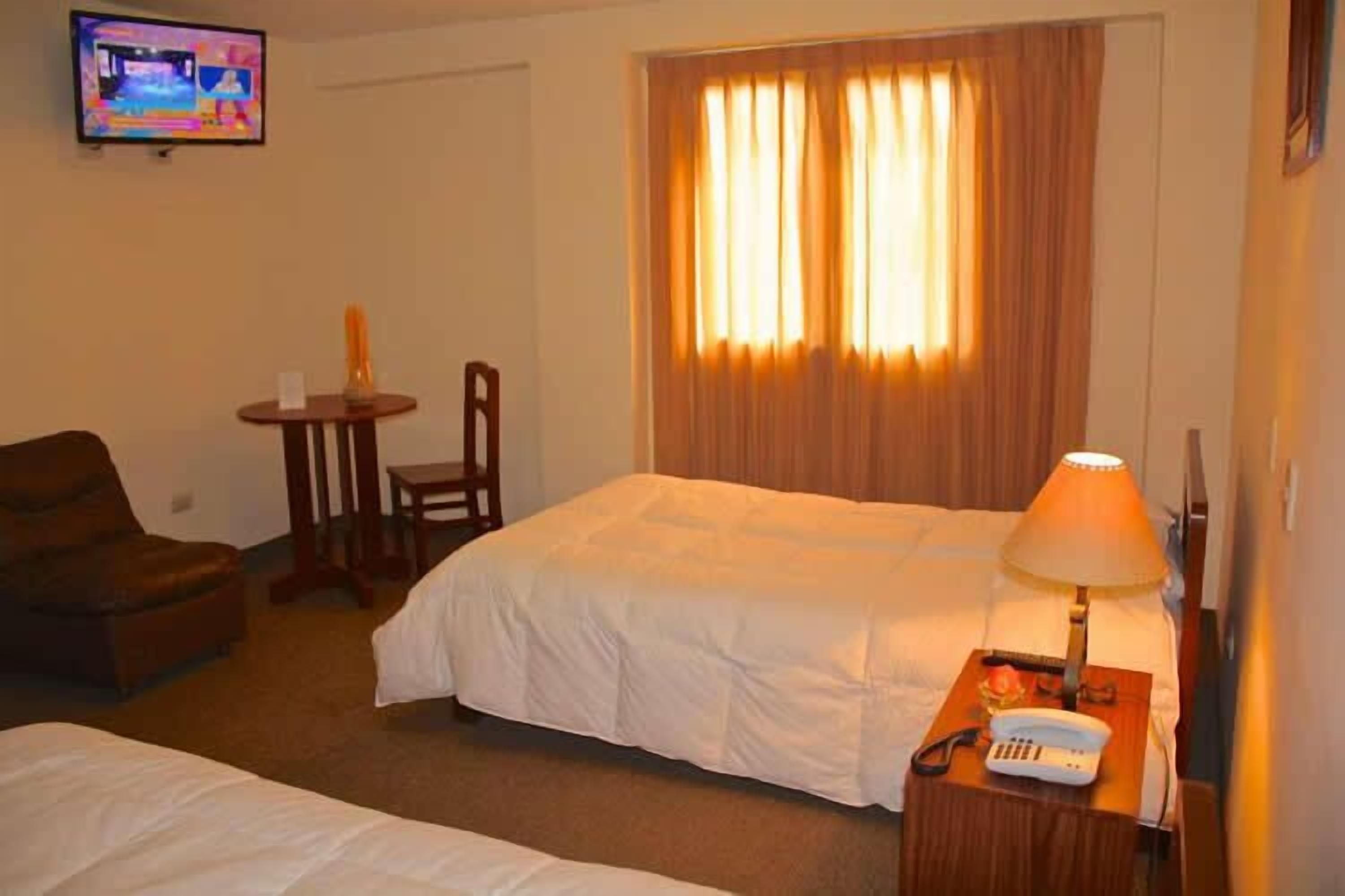 habitacion doble matrimonial | in-room safe, desk, free wifi, bed sheets