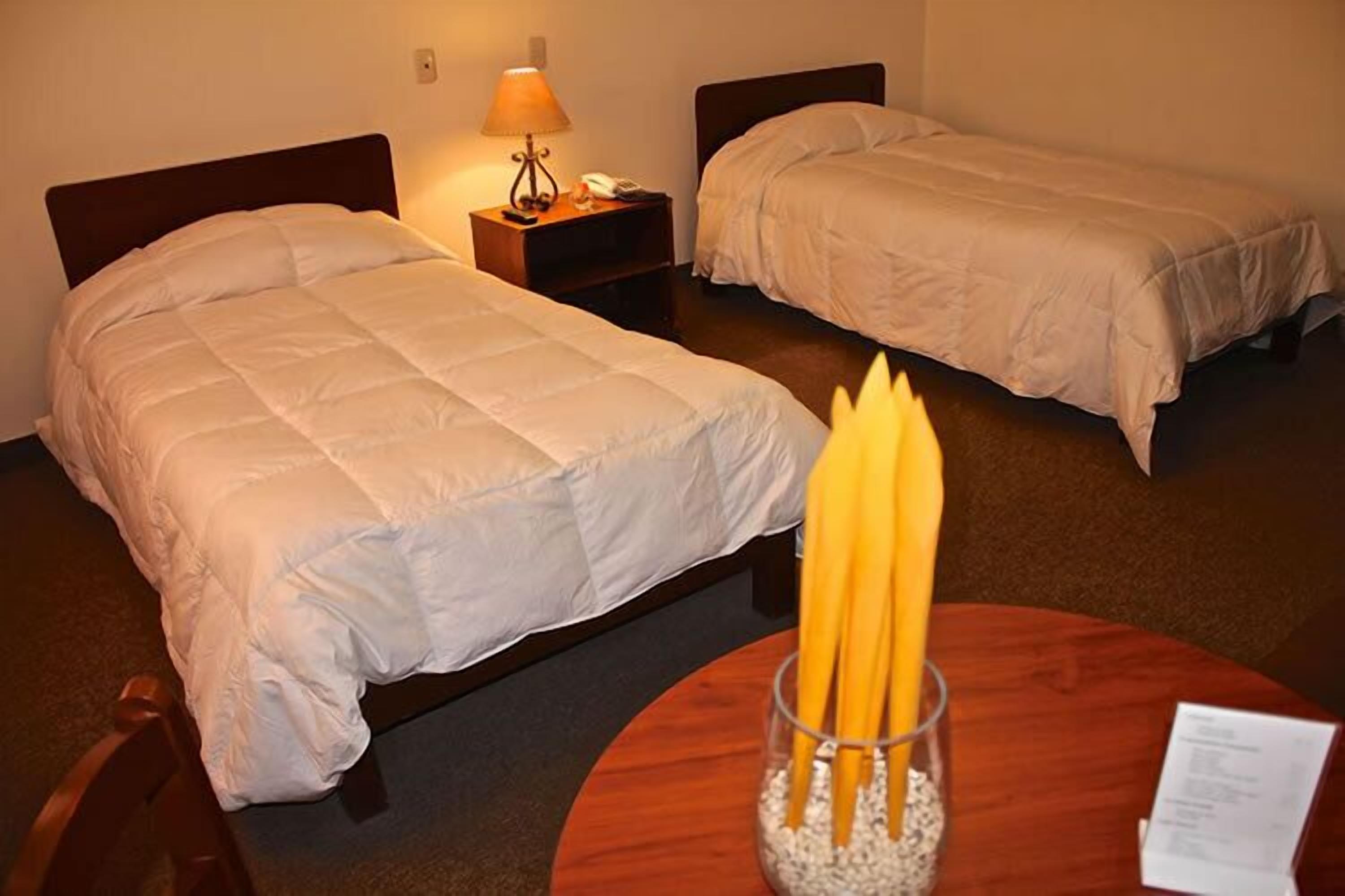 habitacion doble matrimonial | in-room safe, desk, free wifi, bed sheets