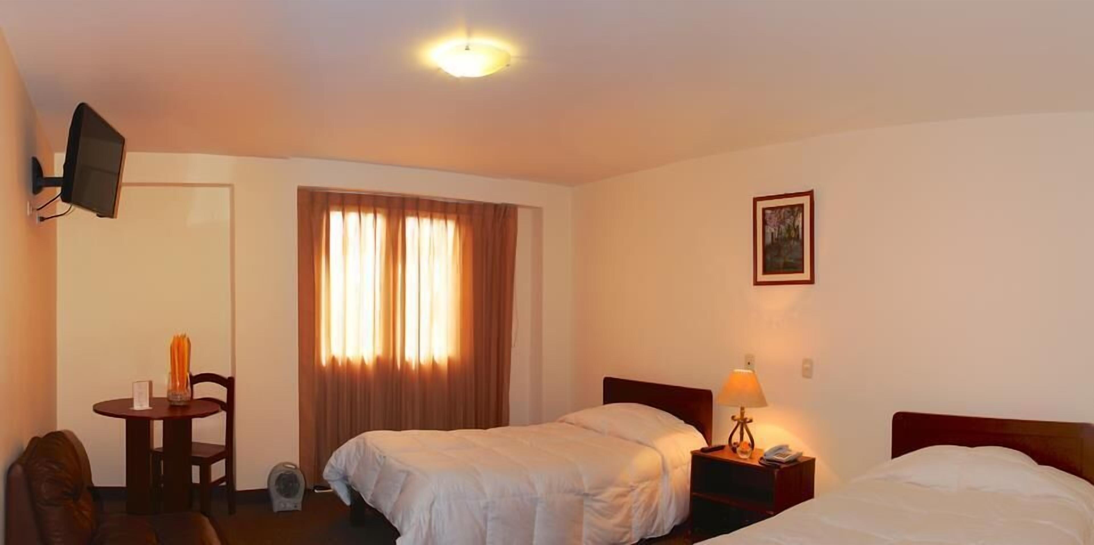 habitacion doble matrimonial | in-room safe, desk, free wifi, bed sheets