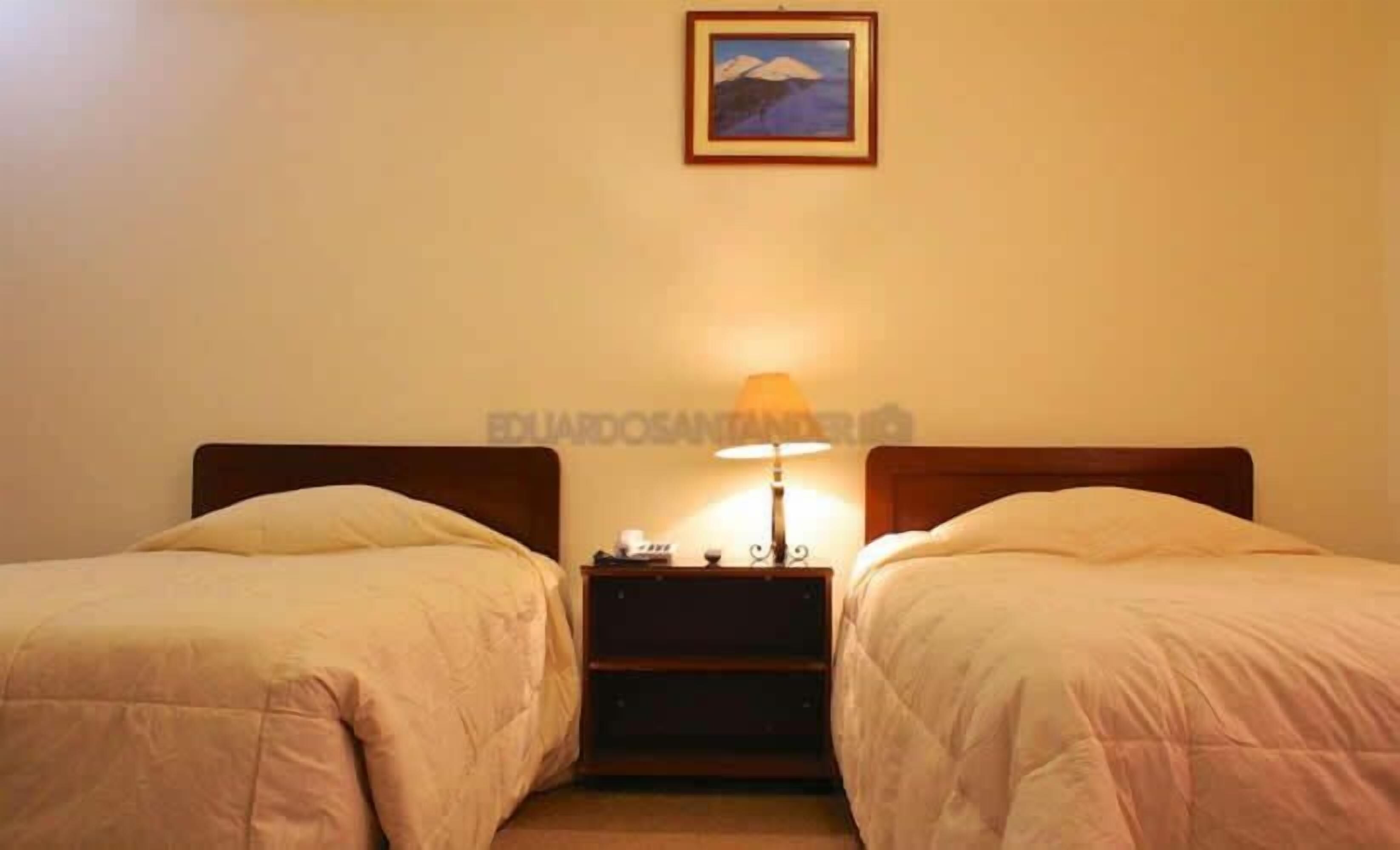 habitacion doble matrimonial | in-room safe, desk, free wifi, bed sheets