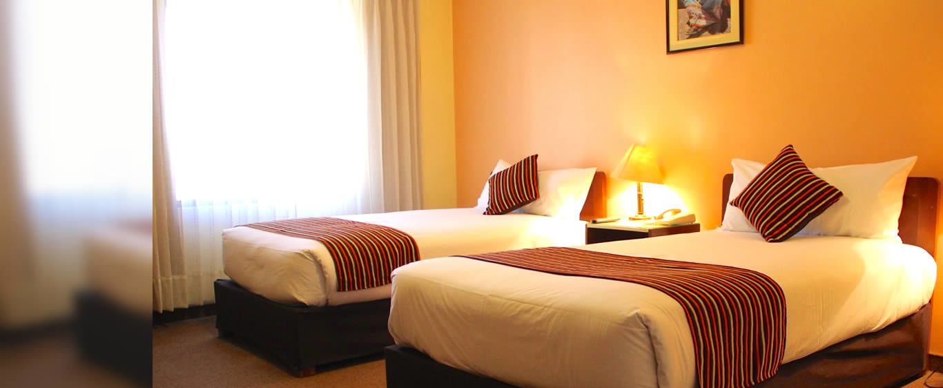 habitacion doble matrimonial | in-room safe, desk, free wifi, bed sheets