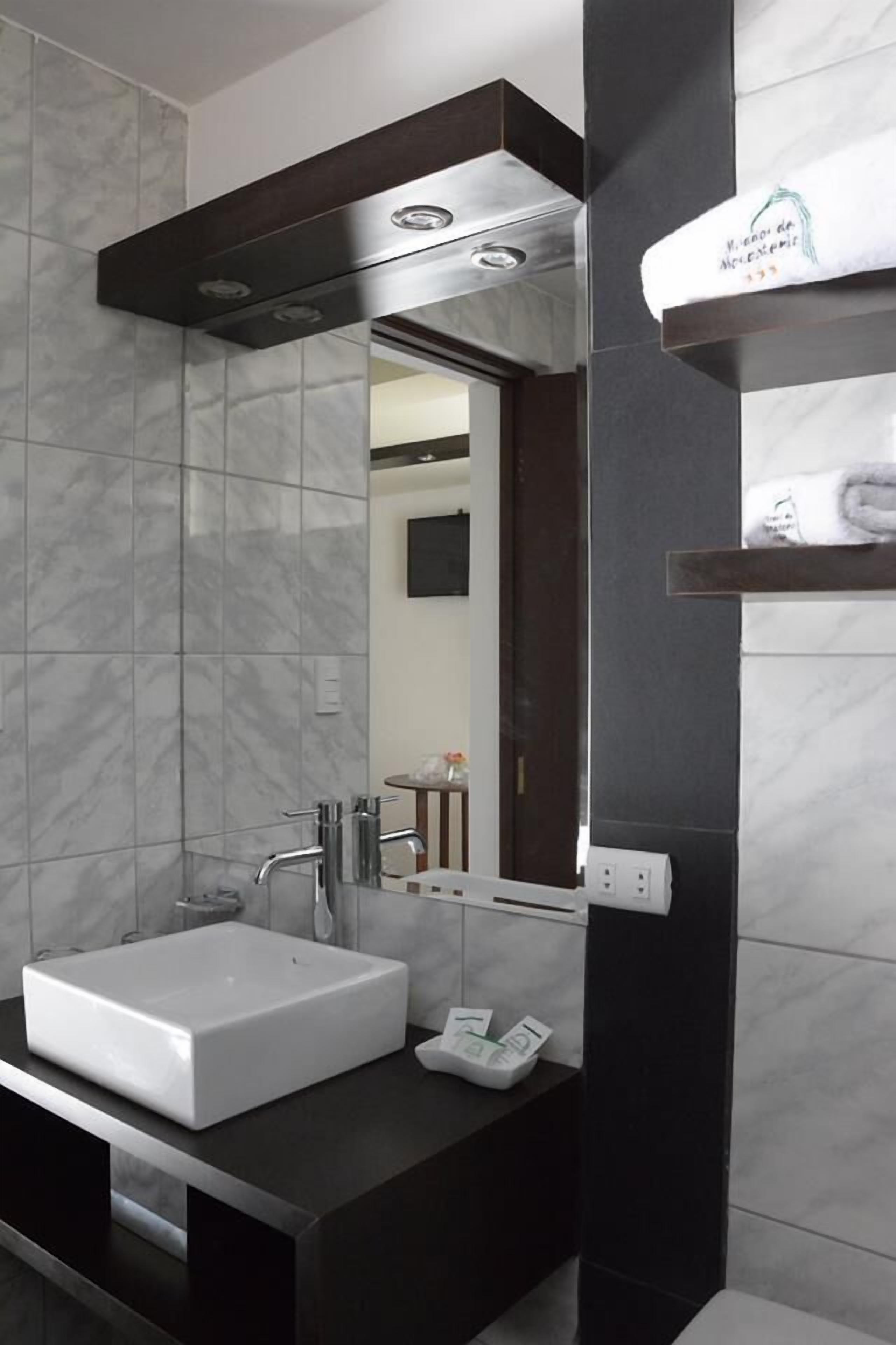 standard double room, 2 single beds | bathroom sink