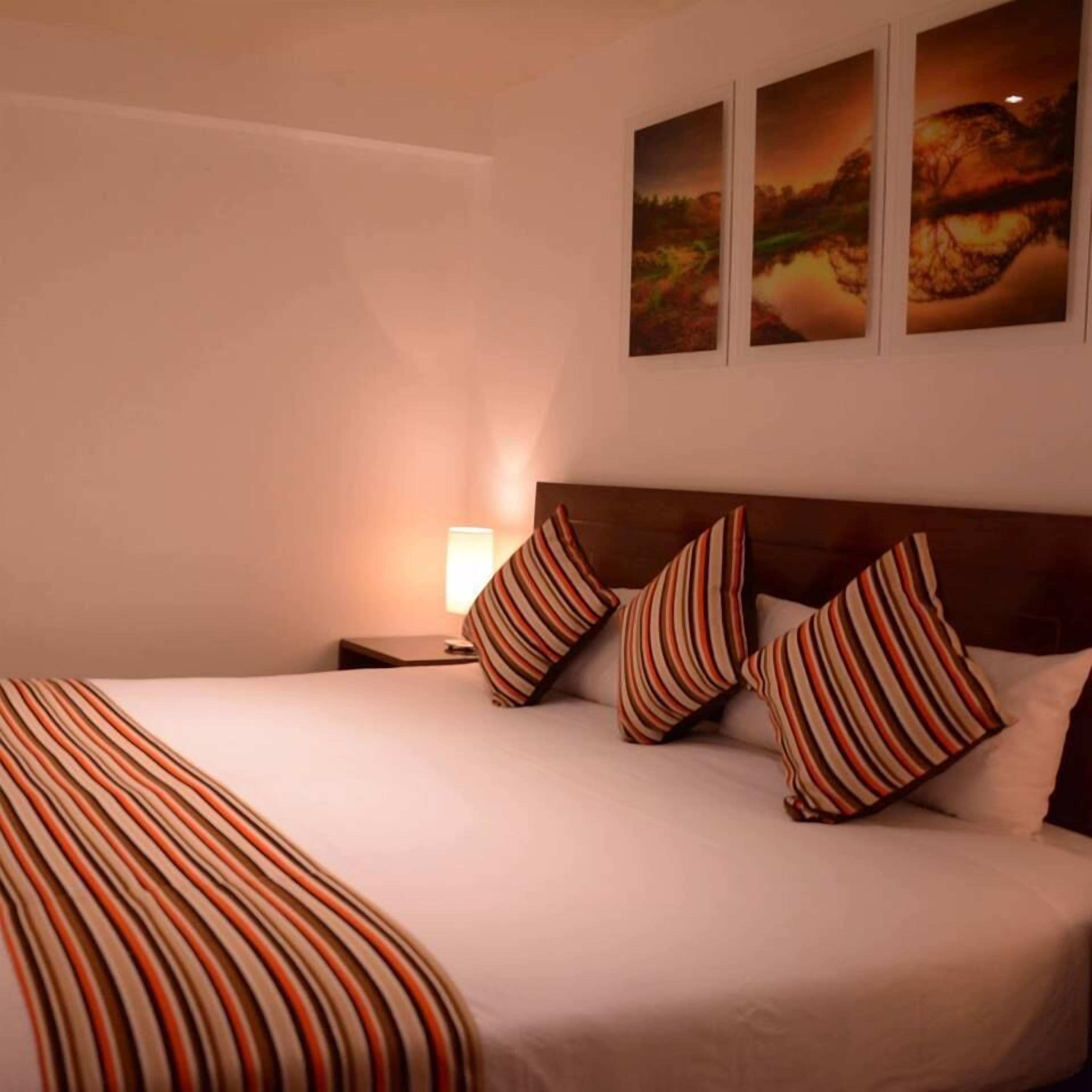 standard double room, 2 single beds | in-room safe, desk, free wifi, bed sheets