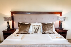 Deluxe Room | Desk, WiFi (free), bed sheets
