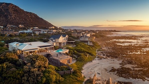 A coastal residential area with houses, a swimming pool, and a beach. - Pringle Bay Villa (Pringle Bay)