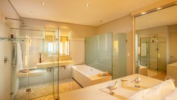 Family House, 4 Bedrooms | Bathroom | Free toiletries, hair dryer, towels, shampoo