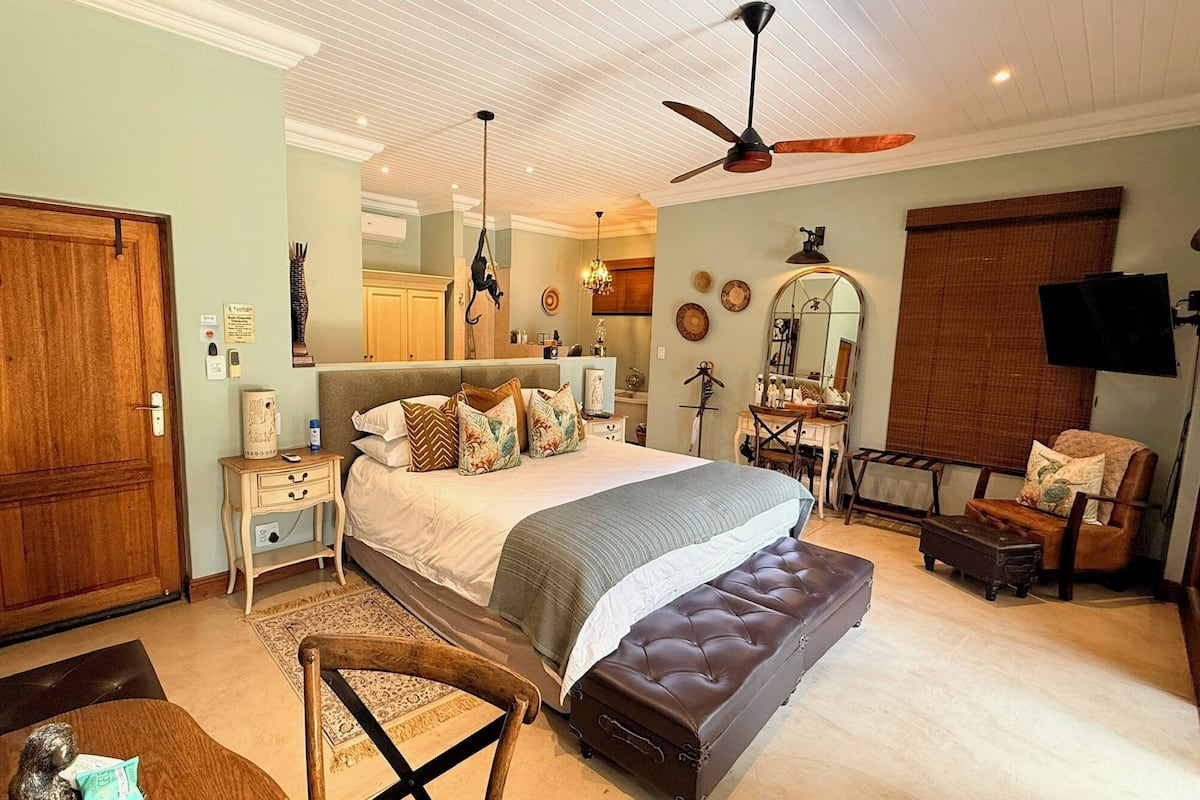 Ndlulamithi Luxury Suite, River View | Hochwertige Bettwaren, Daunenbettdecken, Select-Comfort-Betten, Minibar