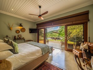 Kambaku Luxury 2 Bedroom River House | Premium bedding, down comforters, Select Comfort beds, minibar - Kambaku River Lodge (Nkomazi)