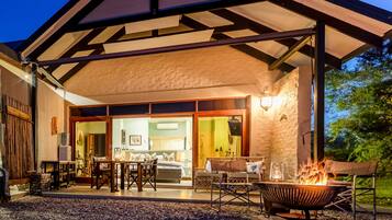 Ndlulamithi Luxury Suite, River View | Sengetøy av topp kvalitet, dundyner og senger med Select Comfort-madrass