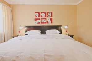 Hochwertige Bettwaren, Minibar, Zimmersafe, individuell dekoriert