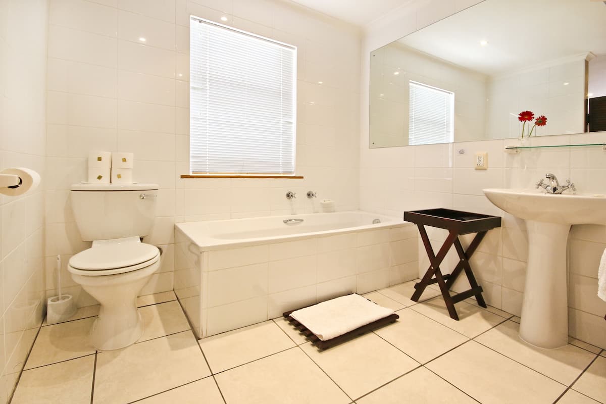 Suite Deluxe, 1 habitación (Self-catering suites - Twin/King beds) | Baño | Tina y regadera independientes, tina profunda, regadera tipo lluvia