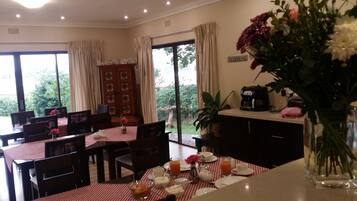 Café da manhã inglês grátis todos os dias