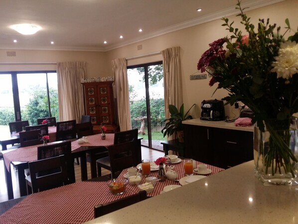 Free daily English breakfast - Villa Botanica Executive Guest House (Midrand)