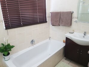 Luxury Double Room, 1 Bedroom (Room 2) | Bathroom | Separate bathtub and shower, free toiletries, hair dryer, towels - Villa Botanica Executive Guest House (Midrand)