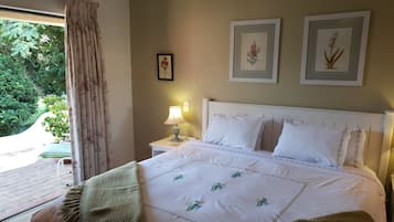 Quarto casal superluxo, 1 quarto (Room 2) | Frigobar, cofres nos quartos, individualmente decorados