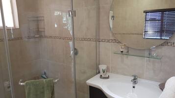 Banheira e chuveiro separados, produtos de toalete grátis