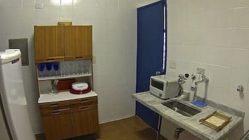 Departamento superior, 2 habitaciones, vista a la ciudad, en edificio contiguo | Cocina privada | Refrigerador, microondas, horno y parrilla de estufa