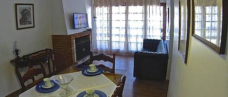 Superior-Apartment, 2 Schlafzimmer, Stadtblick, Annex | Essbereich im Zimmer