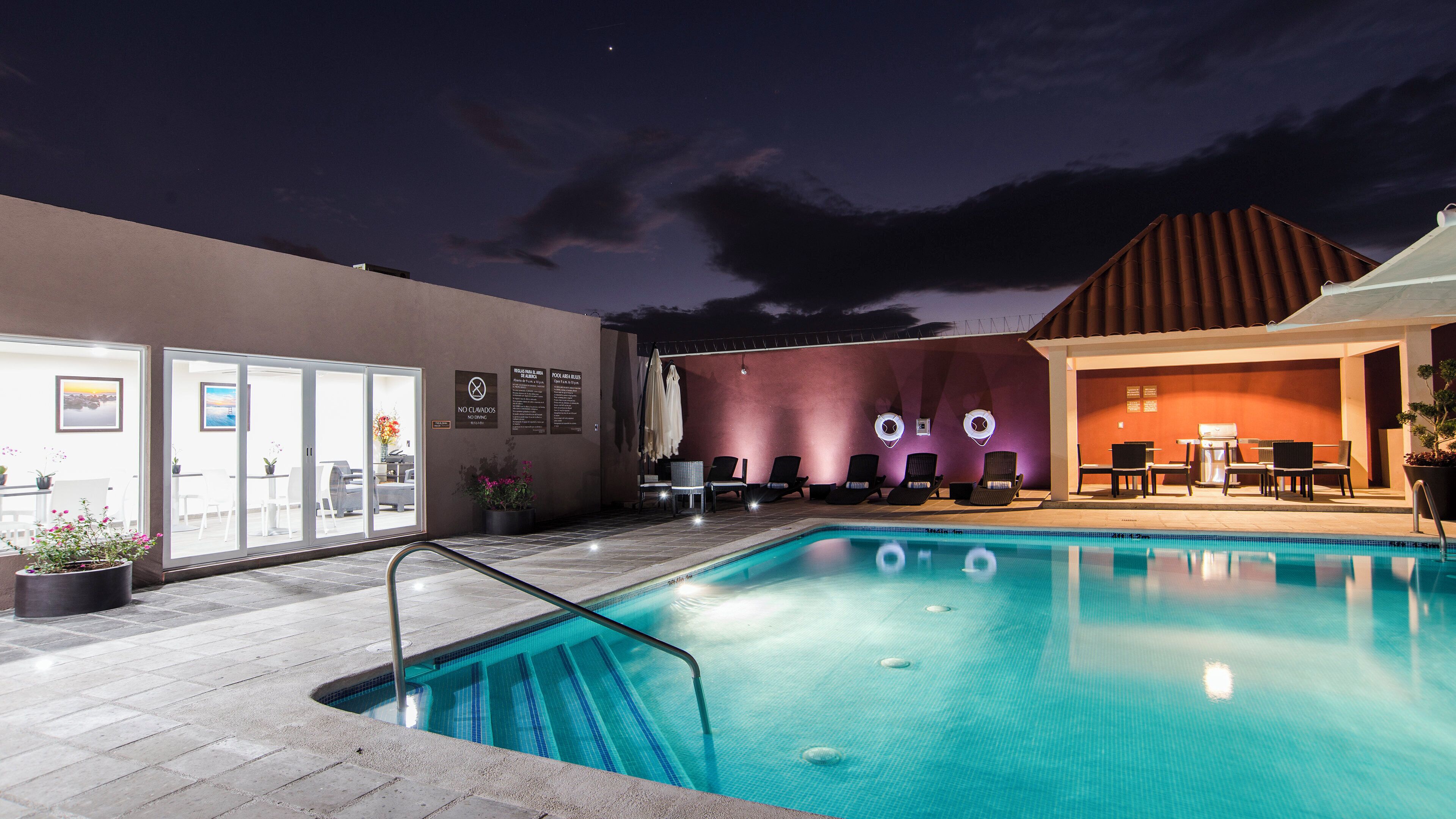 Piscina externa, guarda-sóis, espreguiçadeiras