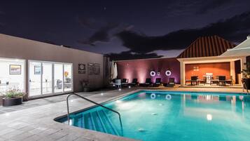 Piscina externa, guarda-sóis, espreguiçadeiras