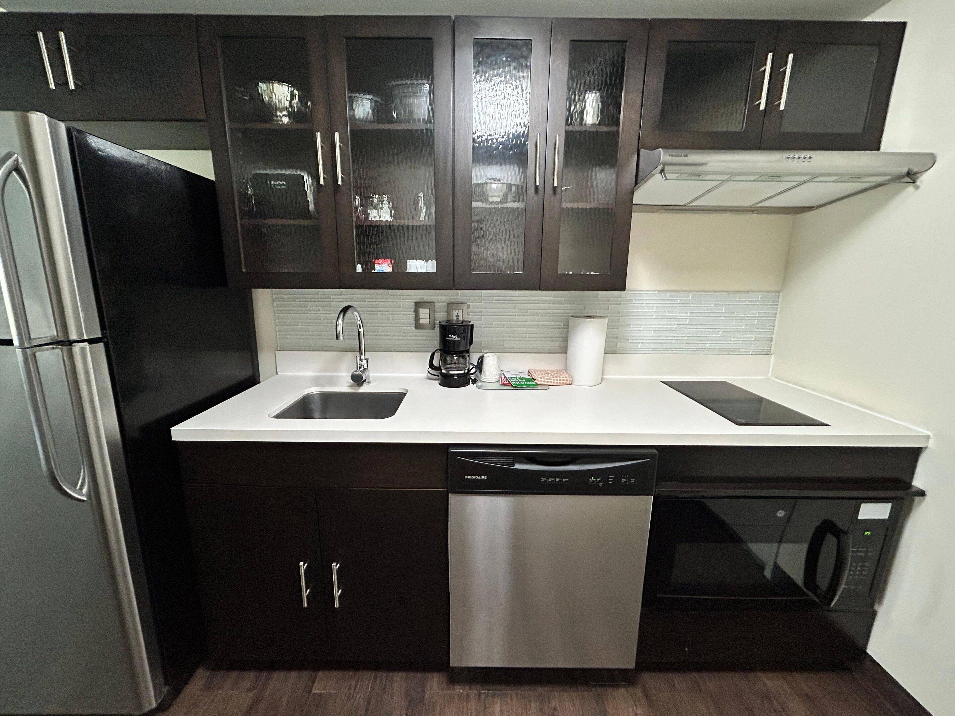 studio suite, 1 king bed, roll-in shower | 1 bedroom, premium bedding, in-room safe, individually furnished