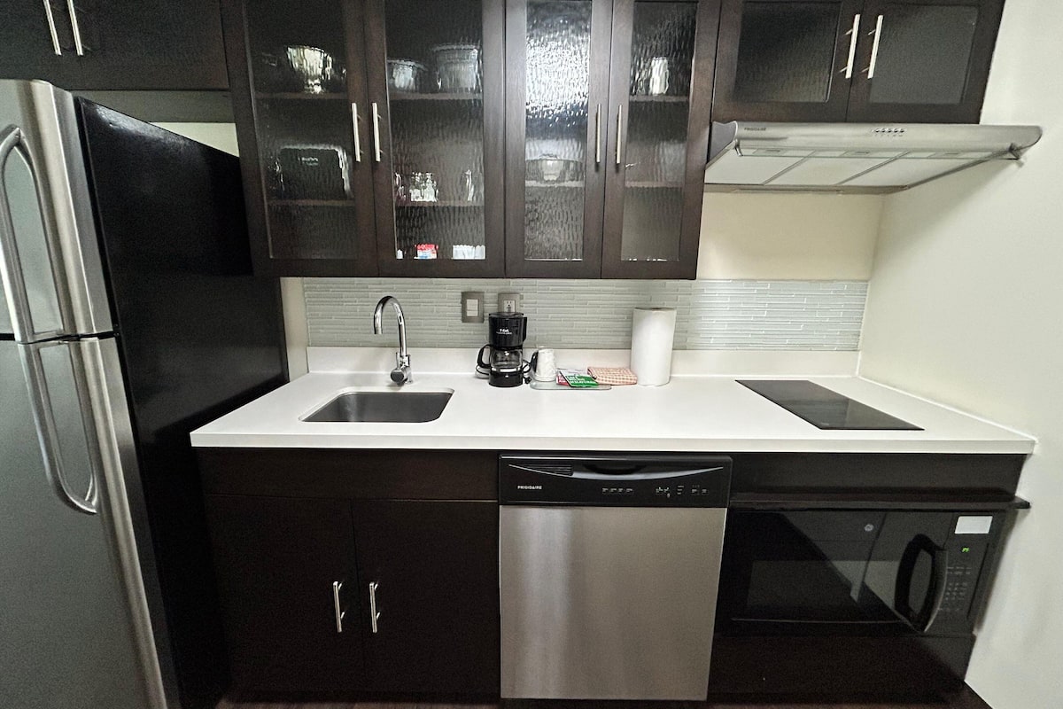 studio suite, 1 king bed, roll-in shower | 1 bedroom, premium bedding, in-room safe, individually furnished