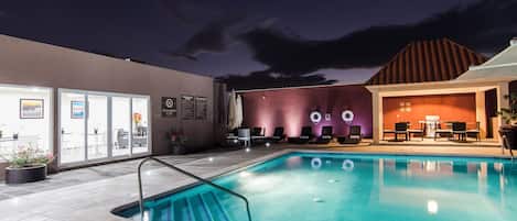 Outdoor pool, pool umbrellas, sun loungers