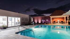 Outdoor pool, pool umbrellas, pool loungers - Candlewood Suites Queretaro Juriquilla by IHG (Querétaro)