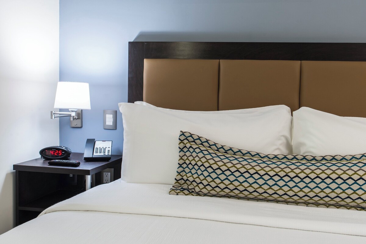 Premium bedding, in-room safe, desk, laptop workspace