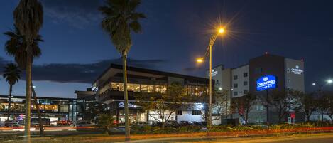 Overnatningsstedets facade – aften/nat