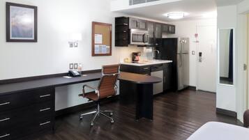 Habitación estándar | Ropa de cama de alta calidad y caja de seguridad en la habitación