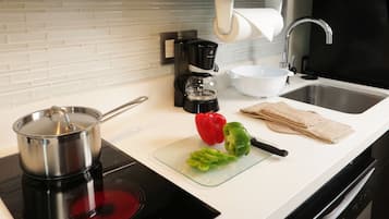 Refrigerador con freezer, microondas, horno, placa de cocina